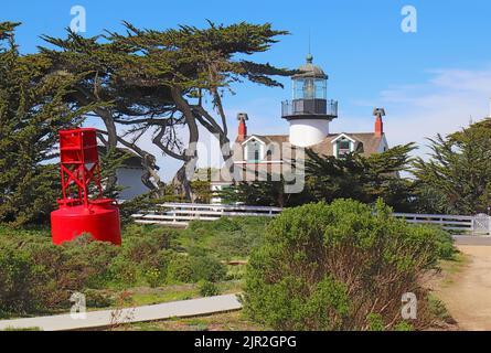 Punto Pinos, la più antica opera continuamente faro sulla costa ovest, sulla baia di Monterey in Pacific Grove, California Foto Stock