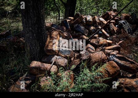 Mykolaiv, Ucraina. 19th ago, 2022. Contenitori bruciati di munizioni di mitragliatrici pesanti dalle forze armate russe viste a Mykolaiv Oblast, Ucraina. Mentre i funzionari ucraini hanno rivendicato la parzialità per recuperare il loro territorio, e lanciando una contro-offensiva nell'asse sud del paese, compreso Mykolaiv Oblast, l'area è stata sottoposta a pesanti combattimenti, e le aree circostanti la città di Mykolaiv sono state oggetto di pesanti contese da entrambe le parti. (Foto di Alex Chan/SOPA Images/Sipa USA) Credit: Sipa USA/Alamy Live News Foto Stock