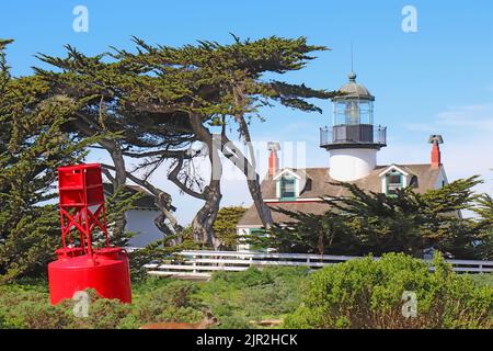 Punto Pinos, la più antica opera continuamente faro sulla costa ovest, sulla baia di Monterey in Pacific Grove, California Foto Stock