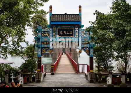Passerella per la Pagoda di Shibaozhai in Cina Foto Stock