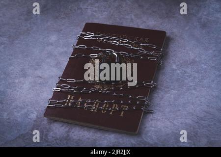 Divieto per i cittadini russi. Passaporto bloccato. Bordi chiusi. Restrizioni di viaggio per persone provenienti dalla Russia. Acquisto di biglietti all'estero. Foto Stock