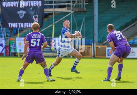 Halifax, Regno Unito. 21st ago, 2022. Il Brad Knowles si rompe per Halifax durante la partita del Campionato Betfred tra Halifax Panthers e Newcastle Thunder allo Shay Stadium di Halifax, Regno Unito, il 21 agosto 2022. Foto di Simon Hall. Solo per uso editoriale, licenza richiesta per uso commerciale. Non è utilizzabile nelle scommesse, nei giochi o nelle pubblicazioni di un singolo club/campionato/giocatore. Credit: UK Sports Pics Ltd/Alamy Live News Foto Stock