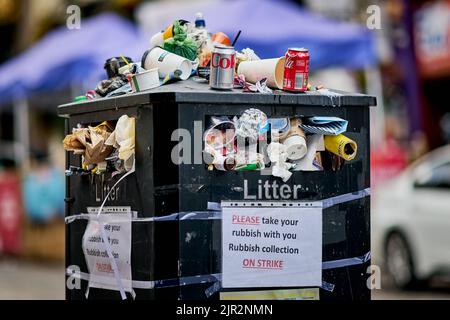 Edimburgo Scozia, Regno Unito 21 agosto 2022. I bidoni traboccano con la lettiera nel centro della città a causa dell'azione di sciopero da parte dei lavoratori. Credito sst/alamy live news Foto Stock