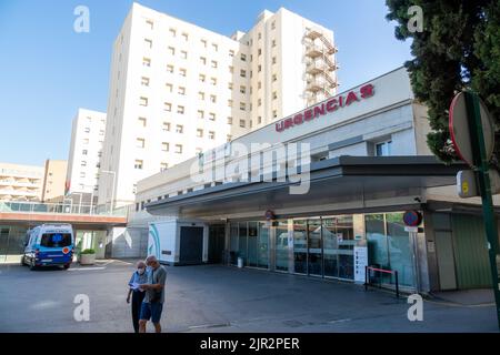 Granada, Spagna; 05 agosto 2022: Ingresso di emergenza dell'ospedale generale Virgen de las Nieves di Granada (Spagna) in una mattinata estiva soleggiata Foto Stock