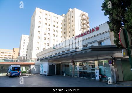 Granada, Spagna; 05 agosto 2022: Ingresso di emergenza dell'ospedale generale Virgen de las Nieves di Granada (Spagna) in una mattinata estiva soleggiata Foto Stock