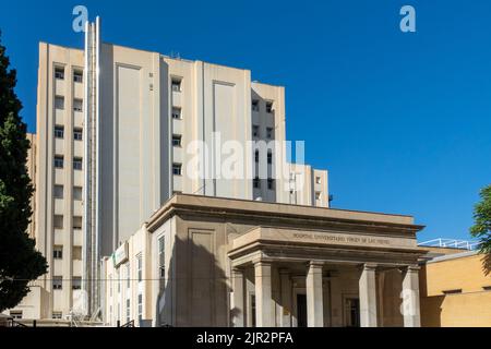 Granada, Spagna; 05 agosto 2022: Ingresso all'auditorium dell'ospedale generale del complesso universitario Virgen de las Nieves di Granada (Spagna) Foto Stock