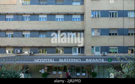 Granada, Spagna; 05 agosto 2022: Ingresso alla costruzione dell'ospedale materno-infantile nel complesso universitario Virgen de las Nieves di Granada Foto Stock