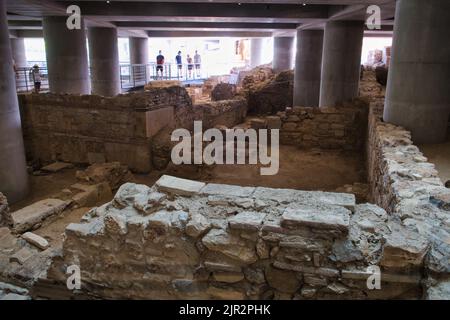 Vista delle antiche rovine sotto il museo dell'Acropoli di Atene Foto Stock