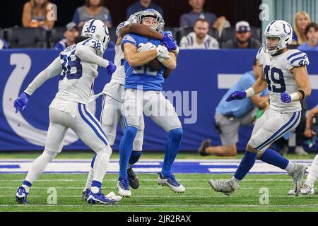 Indianapolis, Indiana, Stati Uniti. 20th ago, 2022. Tom Kennedy (85), il grande ricevitore dei Detroit Lions, è stato affrontato da Tony Brown (38) nella partita di preason tra i Detroit Lions e gli Indianapolis Colts al Lucas Oil Stadium, Indianapolis, Indiana. (Credit Image: © Scott Stuart/ZUMA Press Wire) Foto Stock