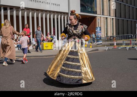 Edimburgo, Scozia, Regno Unito. 21st agosto, 2022. Queen Bee che si esibisce a George Square promuovendo lo spettacolo intitolato Bee Story on at Underbelly Bristo Square durante l'Edinburgh Fringe Festival. Credit: SKULLY/Alamy Live News Foto Stock