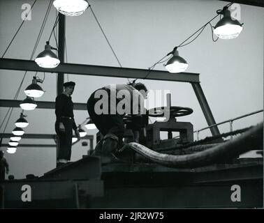 Posa dei cavi delle canaletta 1961 Foto Stock