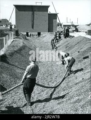 Posa dei cavi delle canaletta 1961 Foto Stock