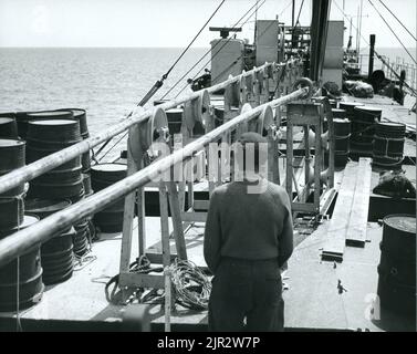 Posa dei cavi delle canaletta 1961 Foto Stock