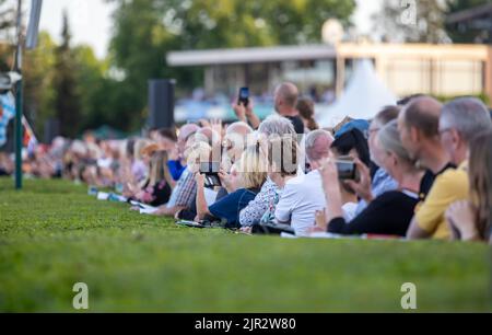 Berlino, Germania. 21st ago, 2022. Corse di cavalli: Trotting, 127th Derby trotting tedesco, pista di trotting Mariendorf. Gli spettatori guardano la finale all'ippodromo. Credit: Andreas Gora/dpa/Alamy Live News Foto Stock