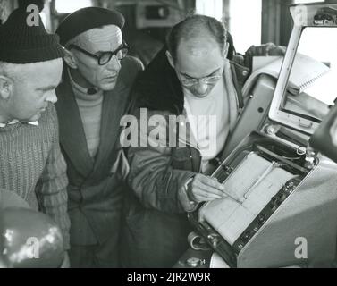 Posa dei cavi delle canaletta 1961 Foto Stock