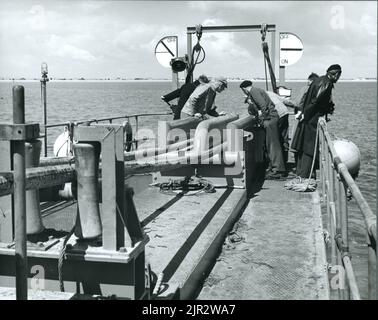 Posa dei cavi delle canaletta 1961 Foto Stock