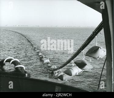 Posa dei cavi delle canaletta 1961 Foto Stock