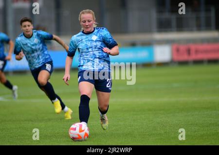 Londra, Regno Unito. 21st ago, 2022. Katie Kitching (27 London City Lionesses) si accanisce con la palla, durante l'appuntamento del campionato delle donne di Barclays tra London City Lionesses e Crystal Palace a Princes Park a Dartford, Inghilterra. Credit: SPP Sport Press Photo. /Alamy Live News Foto Stock