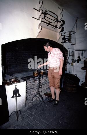 Williamsburg, Virginia. USA 9/1987. Gov. palace cucina. Finanziato dalla Casa di Burgesses nel 1706. È stato costruito dal 1706 in poi. La casa principale fu bruciata nel 1781, anche se gli annessi sopravvissero per qualche tempo. Il Palazzo del Governatore fu ricostruito nel 1930s sul suo sito originale. Si tratta di uno dei due edifici piu' grandi a Colonial Williamsburg, l'altro e' il Campidoglio. Foto Stock