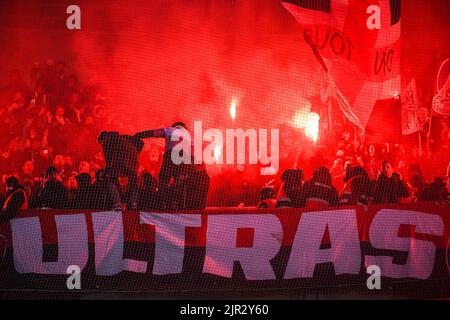 Illustrazione dei tifosi PSG che utilizzano bombe fumé durante il campionato francese Ligue 1 partita di calcio tra LOSC Lille e Parigi Saint-Germain il 6 febbraio 2022 allo stadio Pierre Mauroy di Villeneuve-d'Ascq vicino Lille, Francia - Foto Matthieu Mirville / DPPI Foto Stock