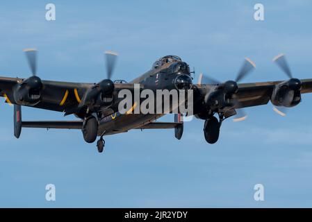 Aeroporto Southend di Londra, Essex, Regno Unito. 21st ago, 2022. L’aereo del Bomber Avro Lancaster, il volo commemorativo della battaglia della Gran Bretagna della RAF, sta utilizzando l’aeroporto civile di Essex per operare da questo fine settimana per gli spettacoli aerei di Eastbourne e Folkestone. La Lancaster è atterrata a Southend dopo le loro esposizioni per il combustibile ed allora è decollato in ritardo nel giorno per ritornare a casa alla loro base a RAF Coningsby in Lincolnshire Foto Stock