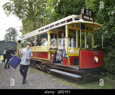 Manchester, Regno Unito. 21st agosto, 2022. I passeggeri si alzano da Manchester 765, un'auto 'combinata' a ponte singolo, che si ritiene sia stata in servizio sulla rotta 53 dal 1914 fino alla metà degli anni '30. A Heaton Park, Manchester, Regno Unito, sono presenti tram antichi e vintage. L'Heaton Park Tramway è gestito congiuntamente dalla Manchester Transport Museum Society, che possiede una serie di tram d'epoca, e dal Manchester City Council. Credit: Terry Waller/Alamy Live News Foto Stock