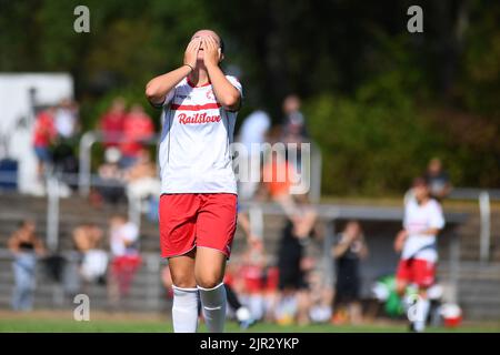 GERMANIA, KOELN - 21 AGOSTO 2022: La partita di calcio della Coppa delle Donne DFB-POKAL FRAUEN Fortuna Koeln vs Chemnitzer Foto Stock