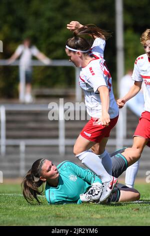 GERMANIA, KOELN - 21 AGOSTO 2022: La partita di calcio della Coppa delle Donne DFB-POKAL FRAUEN Fortuna Koeln vs Chemnitzer Foto Stock