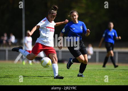 GERMANIA, KOELN - 21 AGOSTO 2022: La partita di calcio della Coppa delle Donne DFB-POKAL FRAUEN Fortuna Koeln vs Chemnitzer Foto Stock