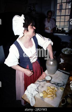 Williamsburg, Virginia. USA 9/1987. Gov. palace cucina. Finanziato dalla Casa di Burgesses nel 1706. È stato costruito dal 1706 in poi. La casa principale fu bruciata nel 1781, anche se gli annessi sopravvissero per qualche tempo. Il Palazzo del Governatore fu ricostruito nel 1930s sul suo sito originale. Si tratta di uno dei due edifici piu' grandi a Colonial Williamsburg, l'altro e' il Campidoglio. Foto Stock