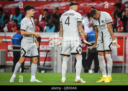 21 agosto 2022, Villeneuve-d'Ascq, Francia, Francia: Kylian MBAPPE di PSG festeggia il suo obiettivo con Sergio RAMOS di PSG e Vitor MACHADO FERREIRA (Vitinha) di PSG durante la partita Ligue 1 tra Lille OSC (LOSC) e Paris Saint-Germain (PSG) allo stadio Pierre Mauroy il 21 agosto 2022 a Villeneuve-d'Ascq vicino Lille, Francia. (Credit Image: © Matthieu Mirville/ZUMA Press Wire) Credit: ZUMA Press, Inc./Alamy Live News Foto Stock