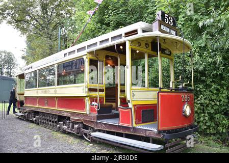 Manchester, Regno Unito. 21st agosto, 2022. Manchester 765, un'auto 'combinata' a ponte singolo, si ritiene che sia stata in servizio sulla 53 rotta dal 1914 fino alla metà degli anni '30. A Heaton Park, Manchester, Regno Unito, sono presenti tram antichi e vintage. L'Heaton Park Tramway è gestito congiuntamente dalla Manchester Transport Museum Society, che possiede una serie di tram d'epoca, e dal Manchester City Council. Credit: Terry Waller/Alamy Live News Foto Stock