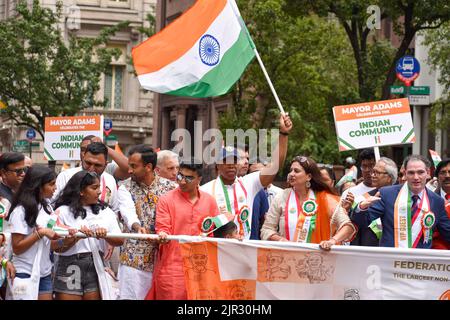 I newyorkesi escono in grande numero per partecipare e guardare la sfilata annuale della Giornata Indiana lungo Madison Avenue a New York City il 21 agosto 2022. Foto Stock