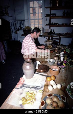 Williamsburg, Virginia. USA 9/1987. Gov. palace cucina. Finanziato dalla Casa di Burgesses nel 1706. È stato costruito dal 1706 in poi. La casa principale fu bruciata nel 1781, anche se gli annessi sopravvissero per qualche tempo. Il Palazzo del Governatore fu ricostruito nel 1930s sul suo sito originale. Si tratta di uno dei due edifici piu' grandi a Colonial Williamsburg, l'altro e' il Campidoglio. Foto Stock