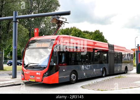 Edam, Paesi Bassi - Agosto 2022: Autobus elettrico presso la stazione degli autobus della città per ricaricare le batterie utilizzando un rapido collegamento per la carica aerea Foto Stock