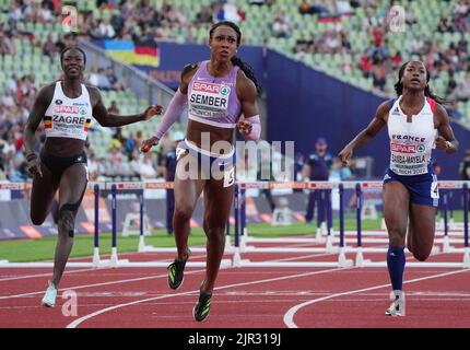 Cindy Sember (centro) della Gran Bretagna vince la semifinale femminile 100m Hurdles durante l'undici° giorno dei Campionati europei 2022 a Monaco di Baviera, Germania. Data immagine: Domenica 21 agosto 2022. Foto Stock