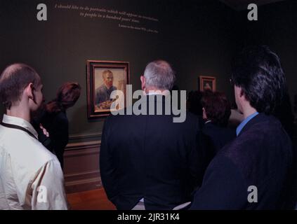 La gente si riunisce intorno al Vincent van Gogh Self-Portrait as a Painter, 1888, durante la più grande mostra di opere d'arte del pittore in 25 anni alla National Gallery of Art, 9 ottobre 1998 a Washington, DC. Oltre 70 capolavori sono in prestito dal Museo Van Gogh di Amsterdam per la mostra. Foto Stock