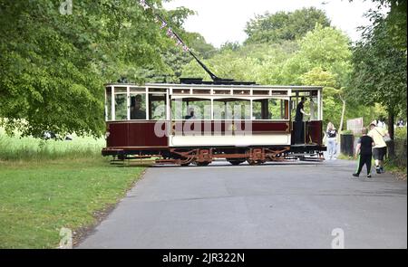 Manchester, Regno Unito. 21st agosto, 2022. Hull 96, un tram costruito 1901. A Heaton Park, Manchester, Regno Unito, sono presenti tram antichi e vintage. L'Heaton Park Tramway è gestito congiuntamente dalla Manchester Transport Museum Society, che possiede una serie di tram d'epoca, e dal Manchester City Council. Credit: Terry Waller/Alamy Live News Foto Stock