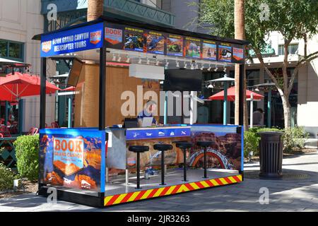 Nevada USA 5 settembre 2021 Presso il LINQ Promenade di Las Vegas È stato allestito Un piccolo chiosco per la prenotazione del tour in elicottero del Grand Canyon Foto Stock