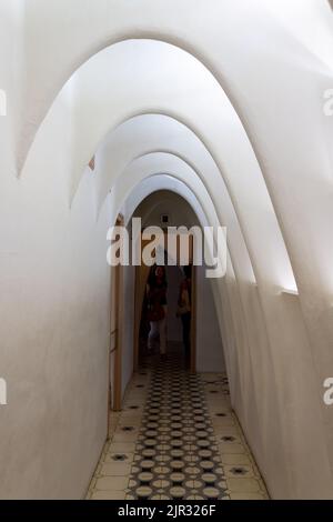 Uno scatto verticale dell'interessante interno di Casa Mila con le cellings ad arco a Barcellona, Spagna Foto Stock