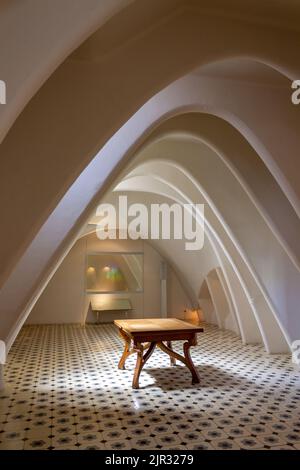 Uno scatto verticale dell'interessante interno di Casa Mila con le cellings ad arco a Barcellona, Spagna Foto Stock