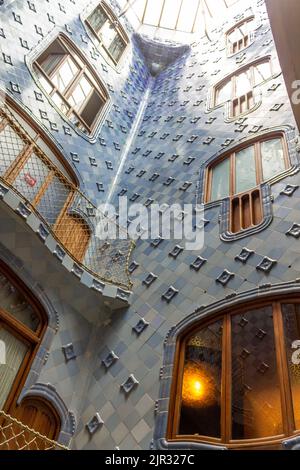 Un basso angolo di ripresa delle pareti piastrellate blu con finestre in Casa Mila a Barcellona, Spagna Foto Stock