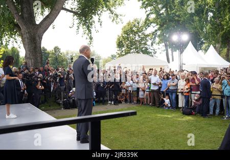 Berlino, Germania. 21st ago, 2022. Il Cancelliere tedesco OLAF Scholz (fronte) parla davanti ai visitatori della Cancelleria tedesca durante la giornata di apertura del governo federale tedesco a Berlino, in Germania, il 21 agosto 2022. Le principali istituzioni politiche del governo federale tedesco, compresa la Cancelleria tedesca, sono state aperte al pubblico sabato e domenica. Credit: Stefan Zeitz/Xinhua/Alamy Live News Foto Stock