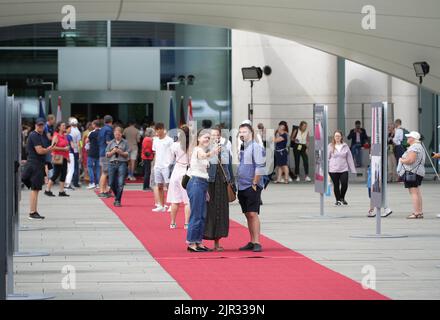 Berlino, Germania. 21st ago, 2022. I visitatori prendono un selfie alla Cancelleria tedesca durante la giornata di apertura del governo federale tedesco a Berlino, in Germania, il 21 agosto 2022. Le principali istituzioni politiche del governo federale tedesco, compresa la Cancelleria tedesca, sono state aperte al pubblico sabato e domenica. Credit: Stefan Zeitz/Xinhua/Alamy Live News Foto Stock