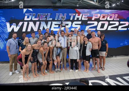 Australia. 21st ago, 2022. La squadra DI nuoto DEGLI STATI UNITI ha visto con il trofeo dopo aver vinto il duello 2022 nella piscina contro l'Australia che si è tenuto al Sydney Olympic Park Aquatic Centre. Punteggio finale US 309:283 Australia. Credit: SOPA Images Limited/Alamy Live News Foto Stock