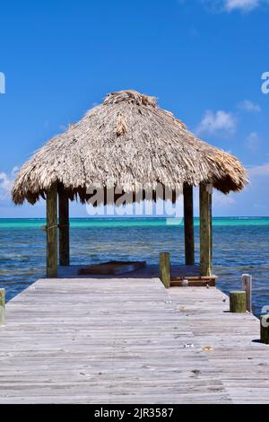 Una bella vista delle acque turchesi della barriera Corallina Belize, alla fine di un molo, su Ambergris Caye, San Pedro, Belize. Foto Stock