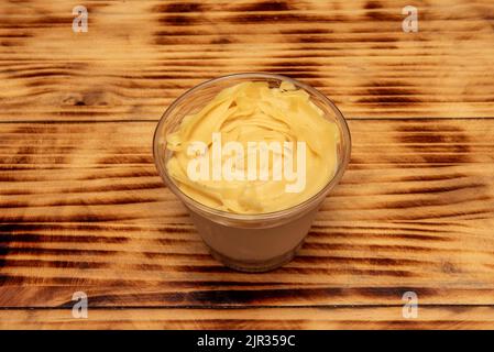 Il dessert di frutto della passione è stato adottato dagli spagnoli dopo il contatto con i nativi del Perù, che hanno dato loro questi frutti Foto Stock