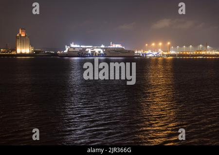 Il traghetto di Belfast attraccò a Birkenhead, visto di notte attraverso il fiume Mersey Foto Stock