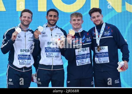 Foro Italico, Roma, Italia. 21st ago, 2022. Campionato europeo di nuoto Roma 2022: Lorenzo Marsaglia, Giovanni Tocci (Ita) medaglia d'argento, Antony Harding, Jack Laugher (GBR) medaglia d'oro sincronizzata 3m springboard credito: Action Plus Sports/Alamy Live News Foto Stock