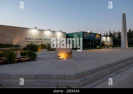 Al crepuscolo, ammira il Museo delle Terre Bibliche, che esplora la cultura dei popoli menzionati nella Bibbia situata a Givat RAM Gerusalemme Ovest Israele Foto Stock